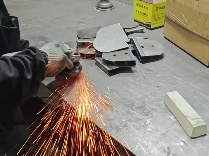 Grinding and weld-finishing metal parts at LIUMAI